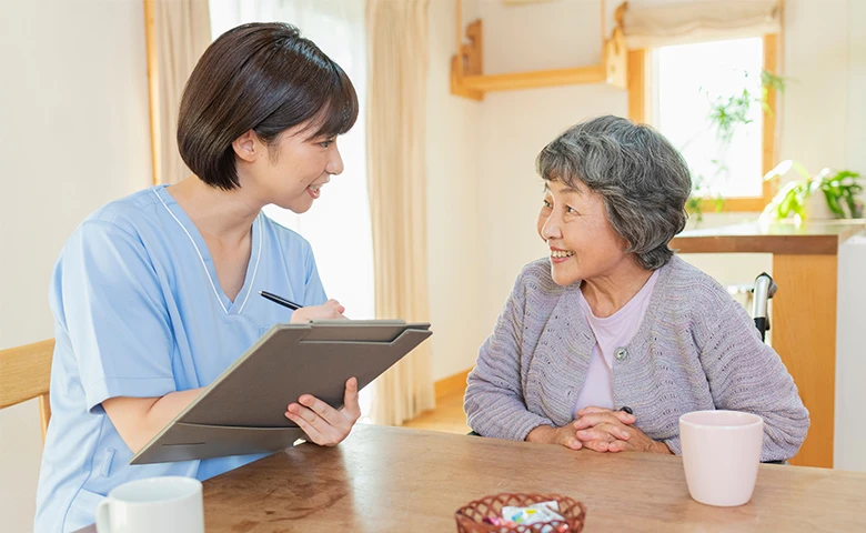 訪問歯科では、実際に患者さまのご自宅や施設・病院に伺って診療します。