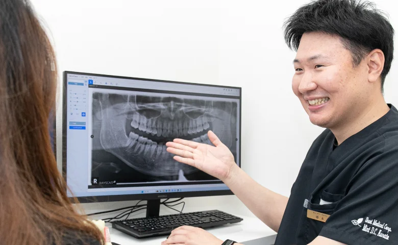 顎骨にインプラントを埋入することで歯根の代わりを果たし、自分の歯のようにしっかり噛むことができます。