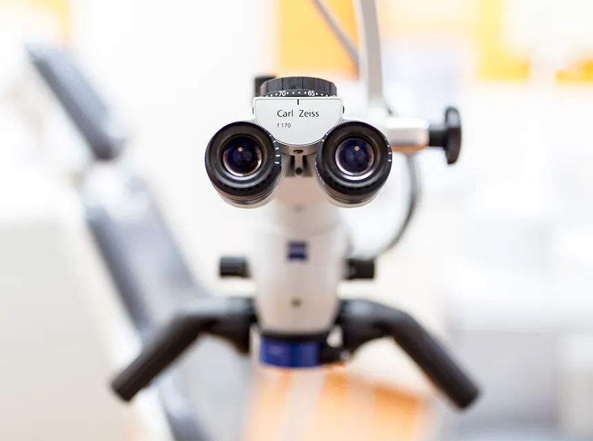 先進的機器を使用した精密な根管治療